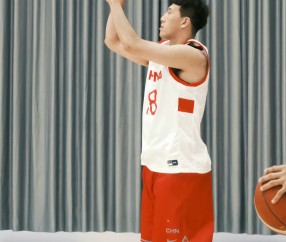 AYX SPORTS-包含深圳男篮训练开放日，今夜门线救险引欢呼，葡超在即，团队化学反应显著的词条